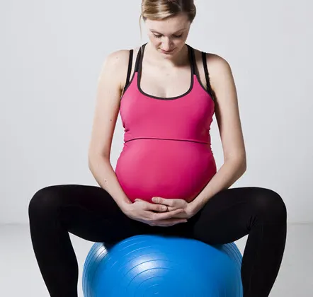 نشتن رو توپ بارداری